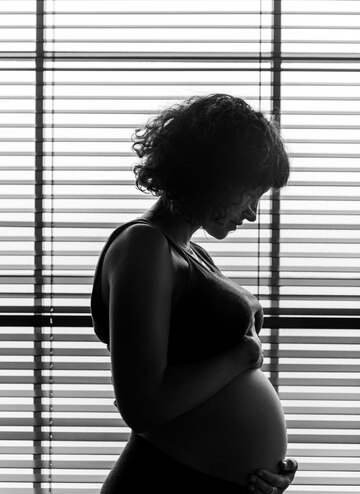 mulher-gravida-ficar-por-a-janela_53876-14763.jpg